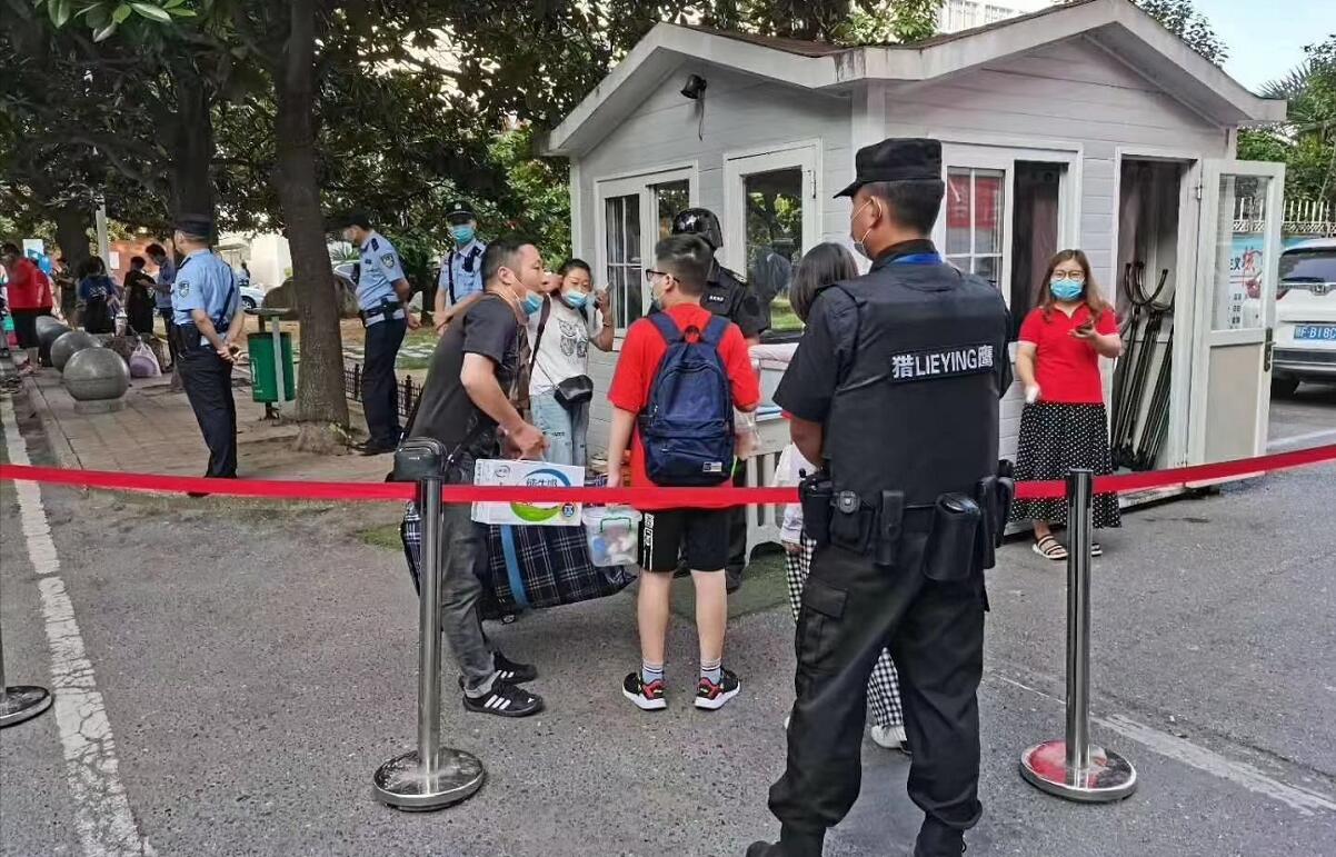 襄陽(yáng)獵鷹保安公司全力護(hù)航“開學(xué)季”