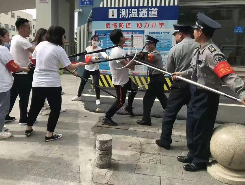 公安分局內(nèi)保大隊(duì)、獵鷹保安公司聯(lián)合開(kāi)展校園反恐防暴演練活動(dòng)