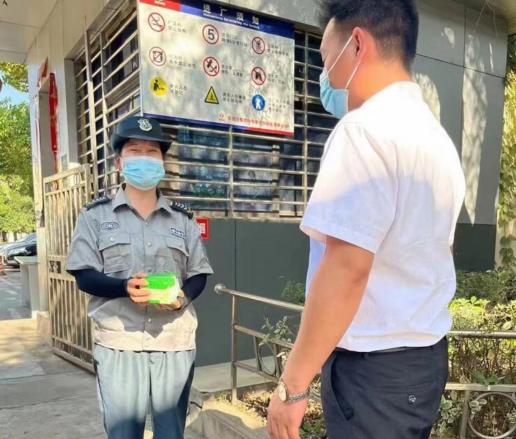 湖北獵鷹保安公司，關愛隊員，為隊員送去防暑物資