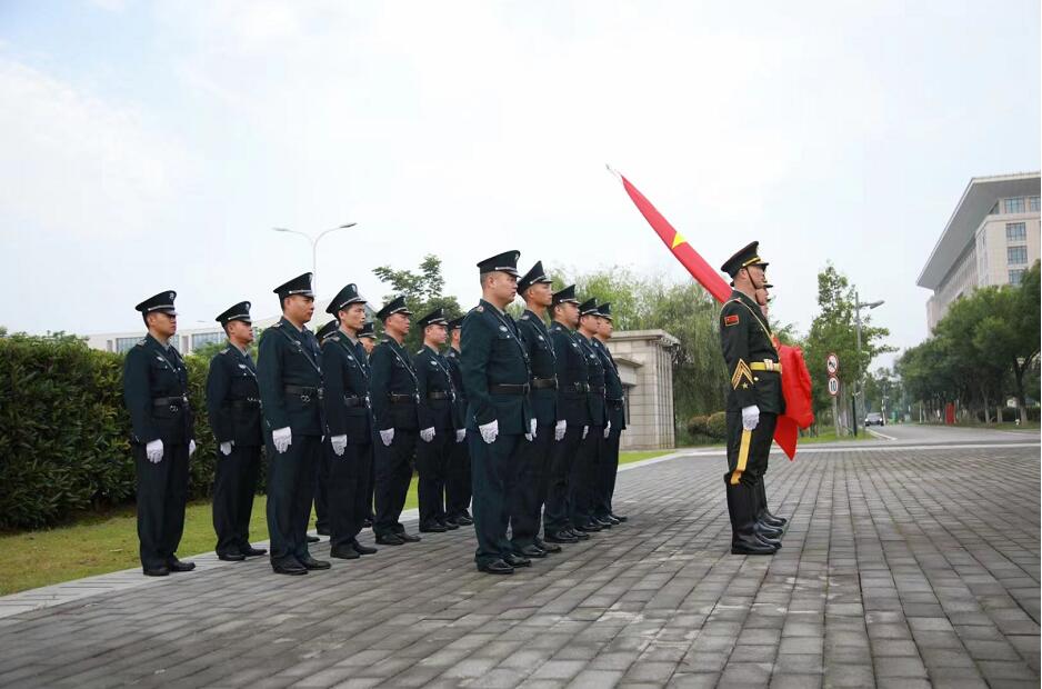 荊門市機關事務管理局和湖北獵鷹保安公司在荊門市政府服務中心門前舉行七一升旗儀式